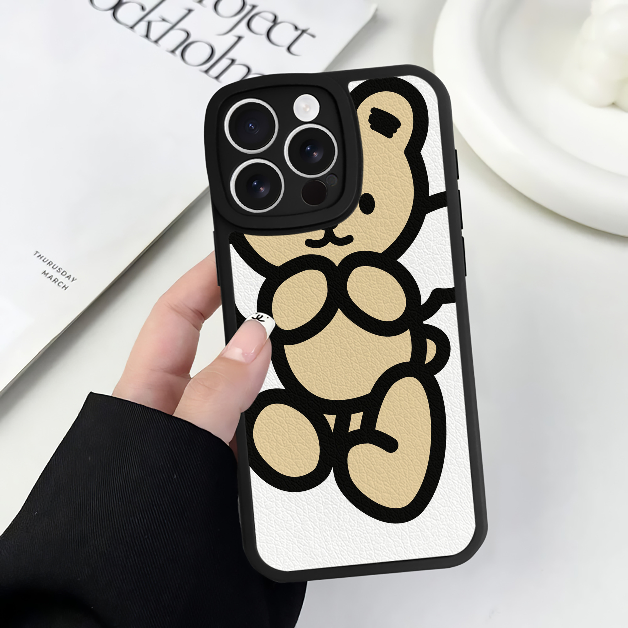 （画像用） Hello Kitty ハローキティ 【iPhone 16シリーズ対応】シリコンスマホケース（レザー調） 材質：シリコン